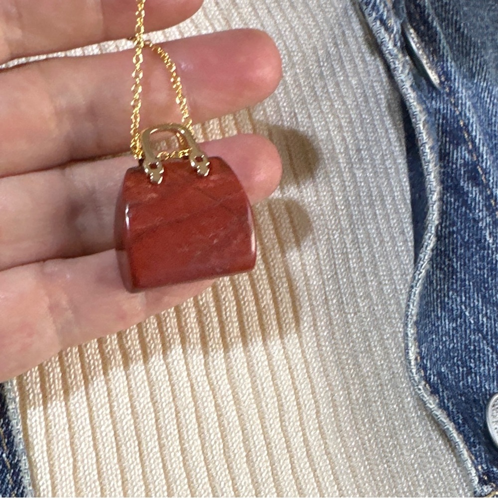 Red Picasso jasper carved handbag in vermeil gold dainty chain pendant necklace - Picture 4 of 4